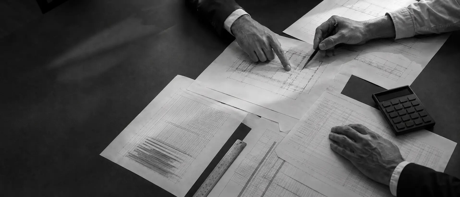 Especialistas analizando planos, cifras y documentos de un proyecto